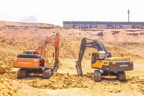 أعمال الحفر تتواصل.. الأهلي يسابق الزمن لإنهاء استاد النادي